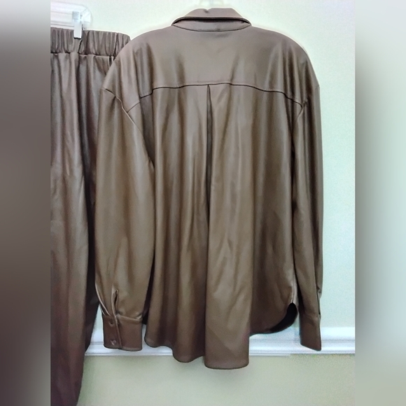 The DROP Faux Leather 2 Pc Set XL - Picture 6 of 7